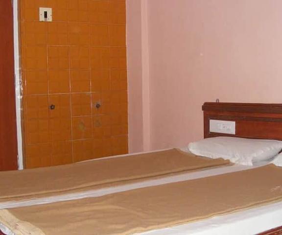 Hotel Shivam Gujarat Somnath bedroom